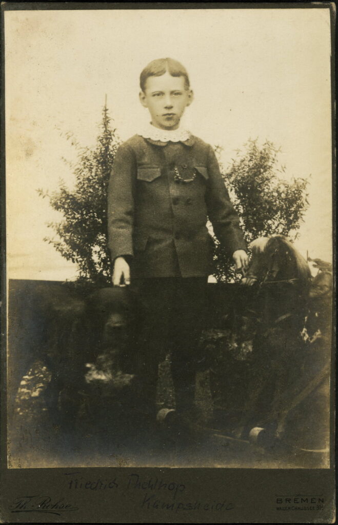 A monochrome photographic portrait from between 1865 and the 1920s taken by Th. Rohse, Wallerchaussee 31a, Bremen