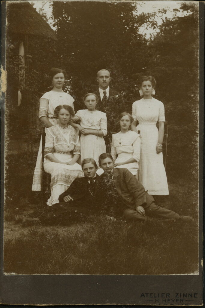 A monochrome photographic portrait from between 1865 and the 1920s taken by Ateler Zinne, inh. H. Heyer, Bassum