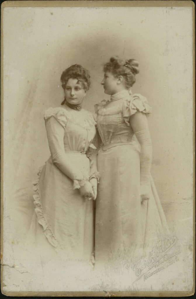 A monochrome photographic portrait from between 1865 and the 1920s taken by Carl Keller, Mönchenwordt 1, Dortmund