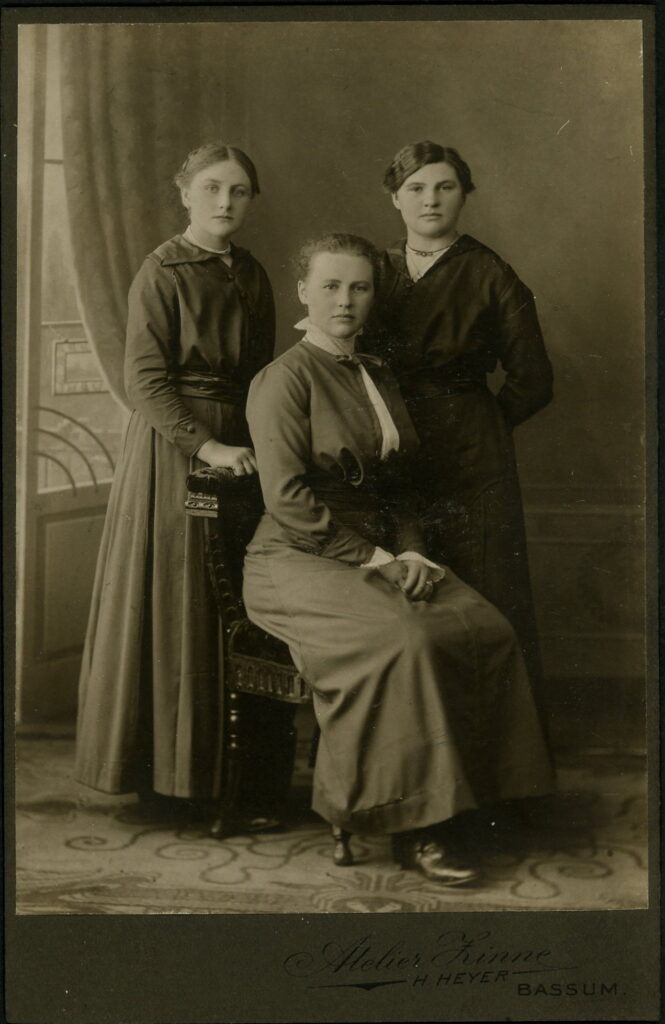 A monochrome photographic portrait from between 1865 and the 1920s taken in Atelier Zinne, inh. H. Heyer, Bassum