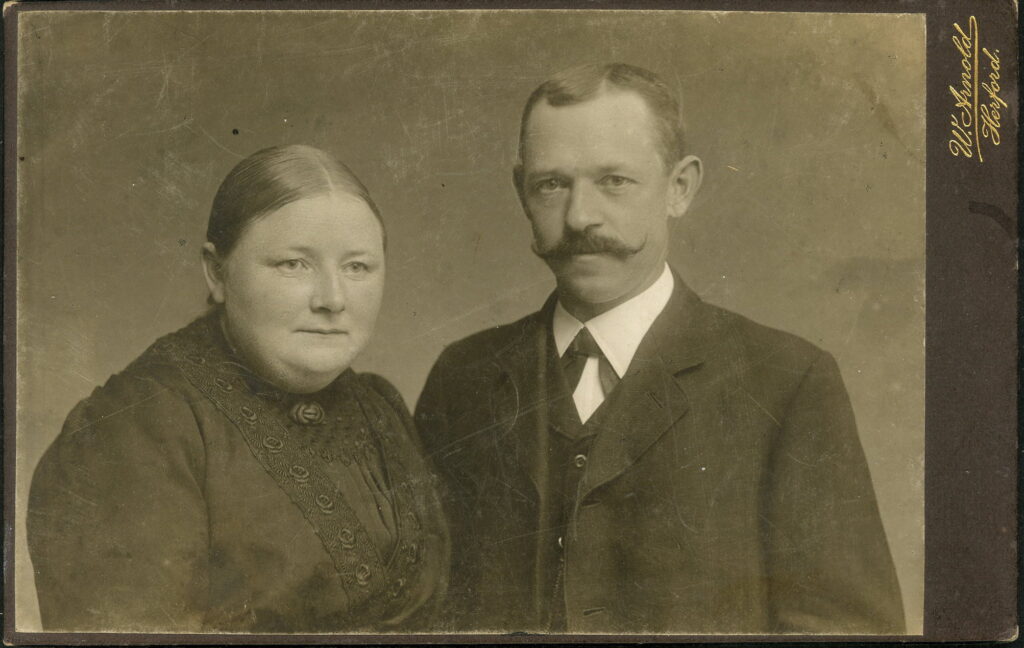 A monochrome photographic portrait from between 1865 and the 1920s taken by W. Arnold, Herford