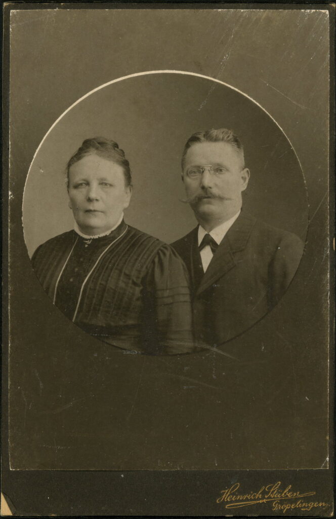 A monochrome photographic portrait from between 1865 and the 1920s taken by Heinrich Stüben, Gröpelingen