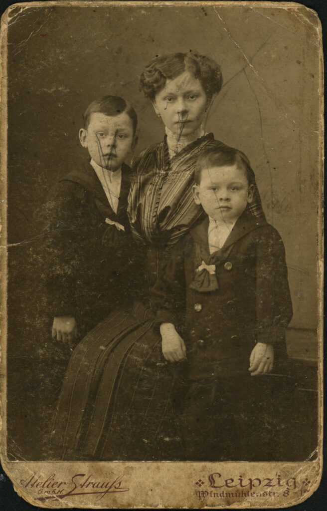 A monochrome photographic portrait from between 1865 and the 1920s taken in Atelier Strauß, Windmühlenstraße 8 - 10, Leipzig