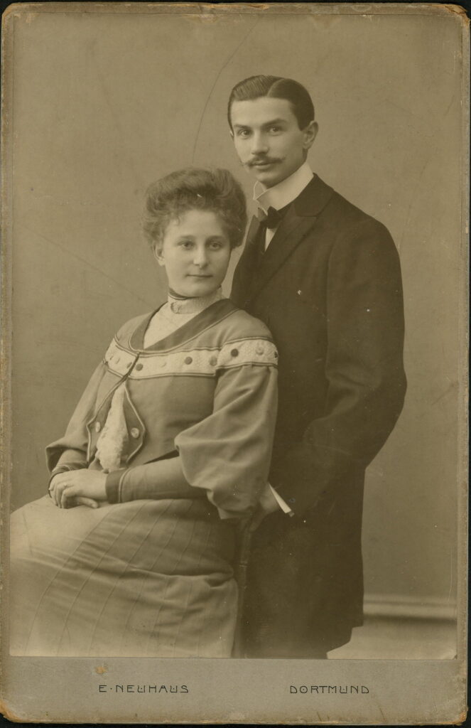 A monochrome photographic portrait from between 1865 and the 1920s taken in Atelier E. Neuhaus, Am Markt 6, Dortmund