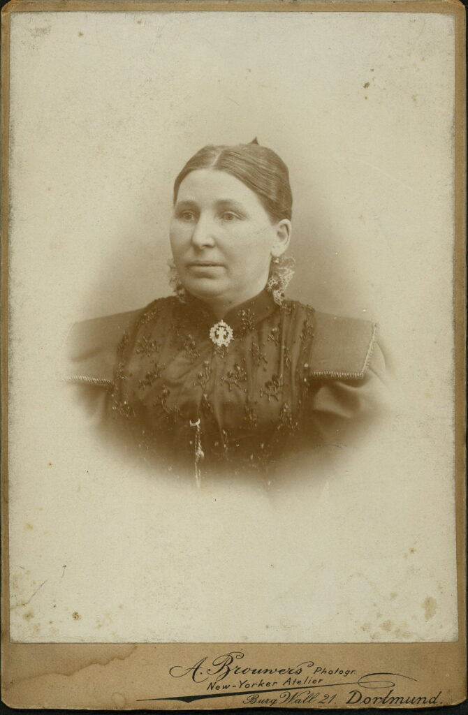 A monochrome photographic portrait from between 1865 and the 1920s taken by A Brouwers, Burg Wall 21, Dortmund