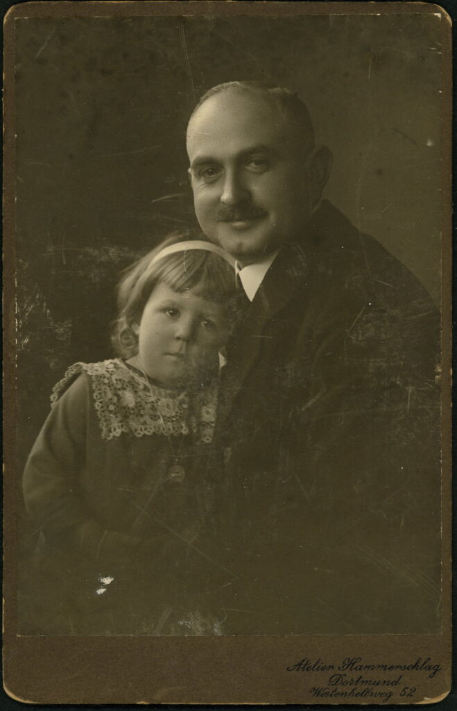 A monochrome photographic portrait from between 1865 and the 1920s taken in Atelier Hammerschlag, Westenhellweg 52, Dortmund