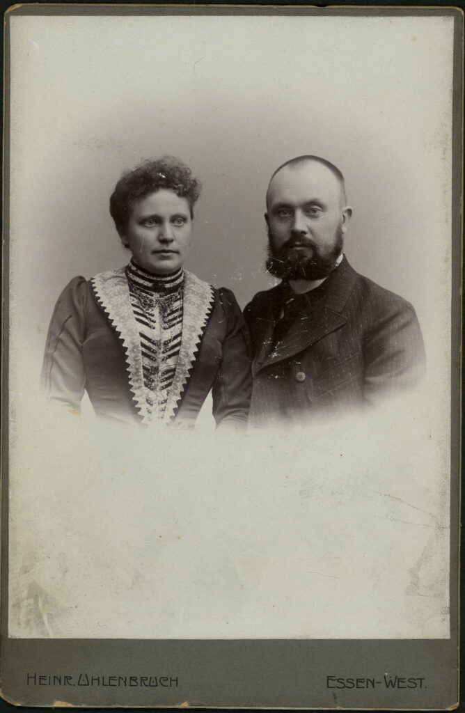 A monochrome photographic portrait from between 1865 and the 1920s taken by Heinrich Uhlenbruch, Frohnhauserstraße 89, Essen-West