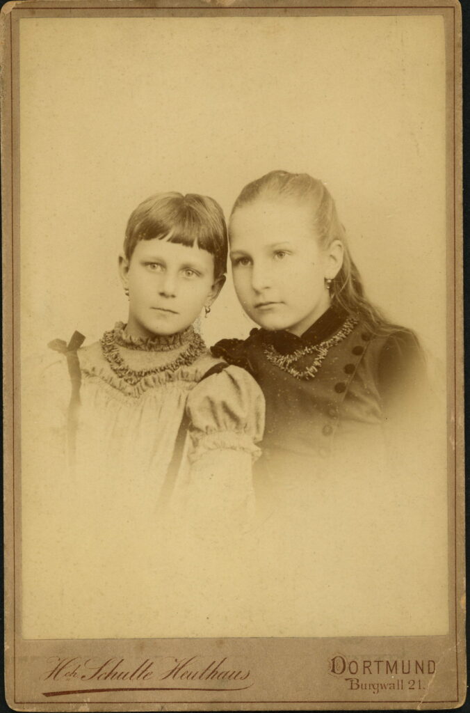 A monochrome photographic portrait from between 1865 and the 1920s taken in Atelier Schulte-Heuthaus, Burgwall 21, Dortmund