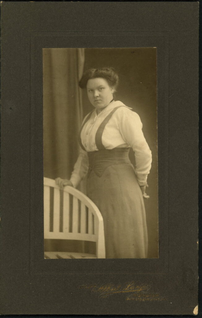 A monochrome photographic portrait from between 1865 and the 1920s taken by Albert Lange, Prinzipalmarkt 26, Münster