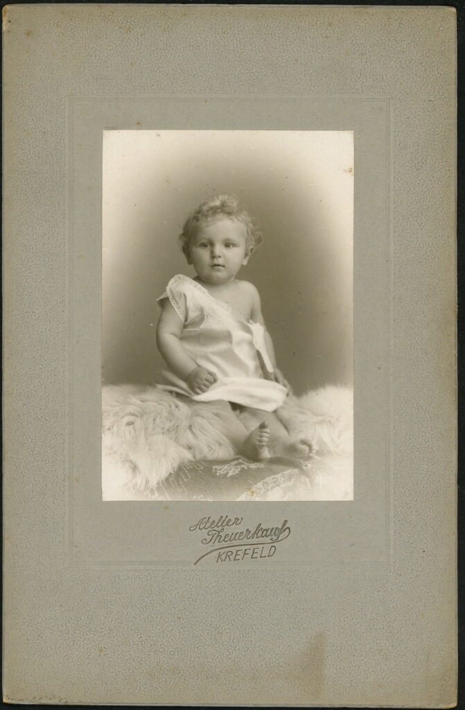 A monochrome photographic portrait from between 1865 and the 1920s taken in Atelier Theuerkauf, Krefeld