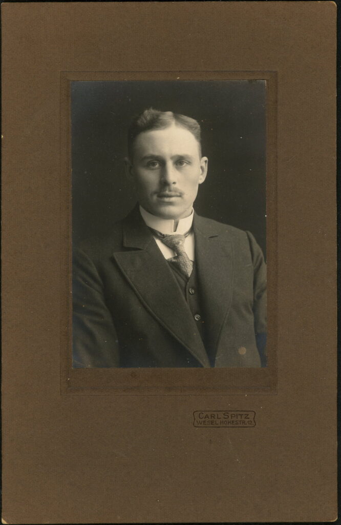 A monochrome photographic portrait from between 1865 and the 1920s taken by Carl Spitz, Hohestraße 12, Wesel