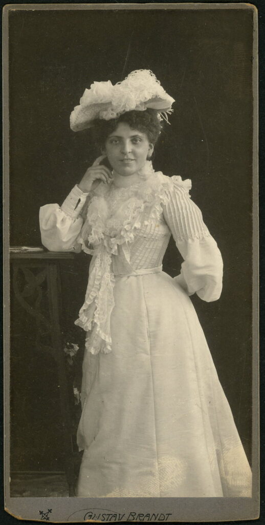 A monochrome photographic portrait from between 1865 and the 1920s taken by Gustav Brandt, Kl. Allee 19 / 20, Bremen-Neustadt