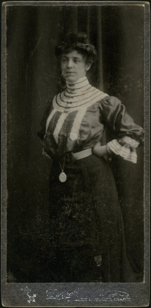 A monochrome photographic portrait from between 1865 and the 1920s taken by Gustav Brandt, Kl. Allee 19 / 20, Bremen-Neustadt