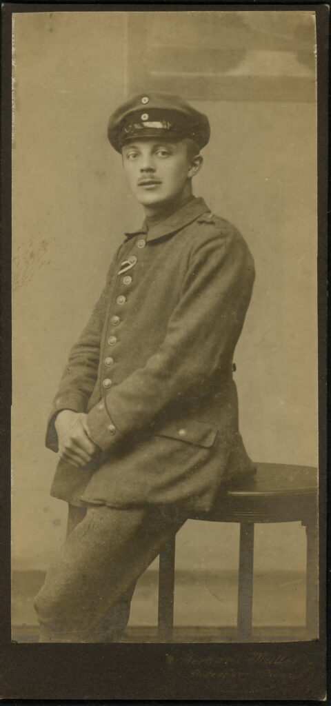 A monochrome photographic portrait from between 1865 and the 1920s taken by Gerhard Müller, Rotenburg i. Hann
