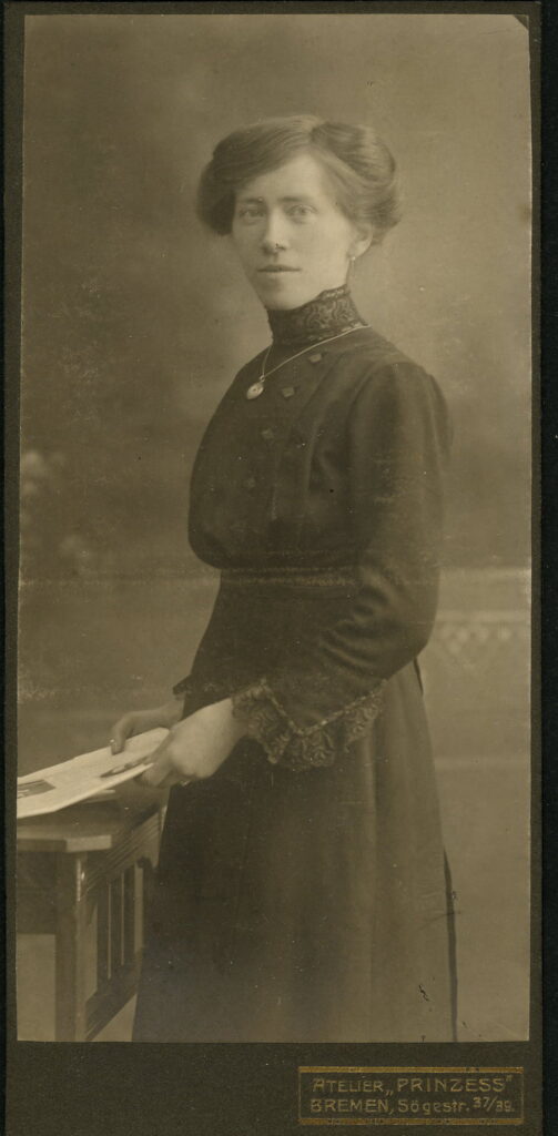 A monochrome photographic portrait from between 1865 and the 1920s taken in Atelier Prinzess, Sögestraße 37 / 39, Bremen