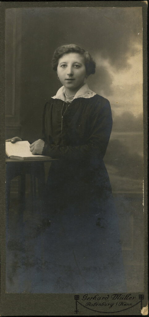 A monochrome photographic portrait from between 1865 and the 1920s taken by Gerhard Müller, Rotenburg i. Hann