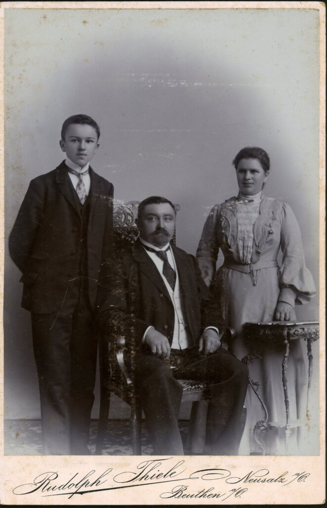 A monochrome photographic portrait from between 1865 and the 1920s taken by Rudolph Thiele, Bahnhofstraße 1, Neusalz A. O., Hotel zur Krone, Beuthen a. O.