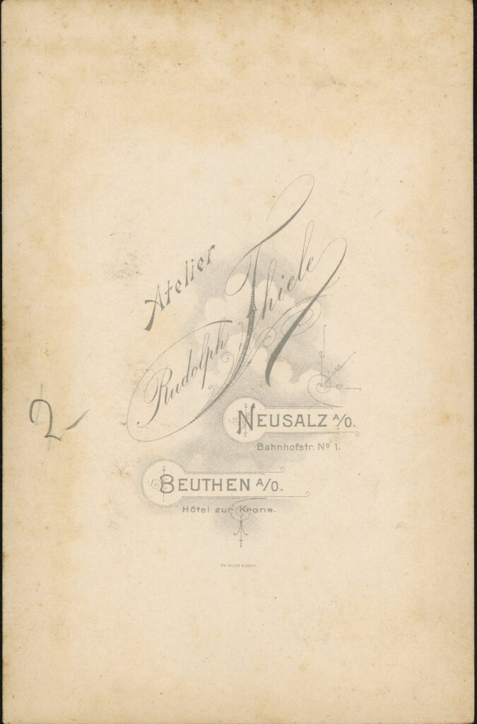 Reverse of a monochrome photographic portrait from between 1865 and the 1920s taken by Rudolph Thiele, Bahnhofstraße 1, Neusalz a. O., Hotel zur Krone, Beuthen a. O.