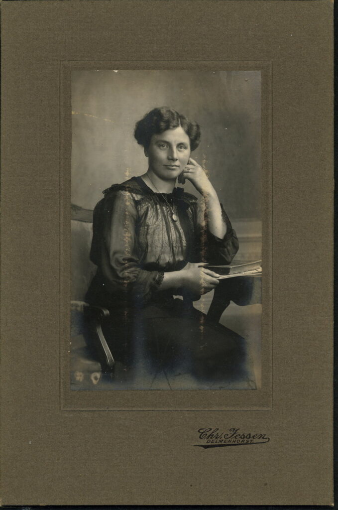 A monochrome photographic portrait from between 1865 and the 1920s taken by Chr. Jessen, Delmenhorst
