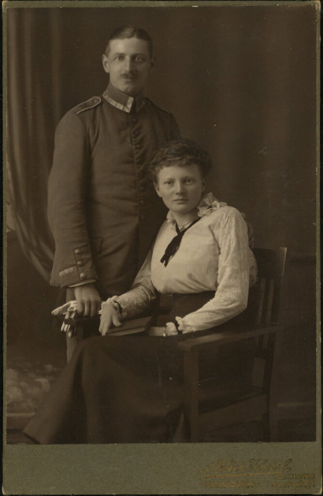 A monochrome photographic portrait from between 1865 and the 1920s taken in Atelier Ideal, Georgstraße 11, Hannover