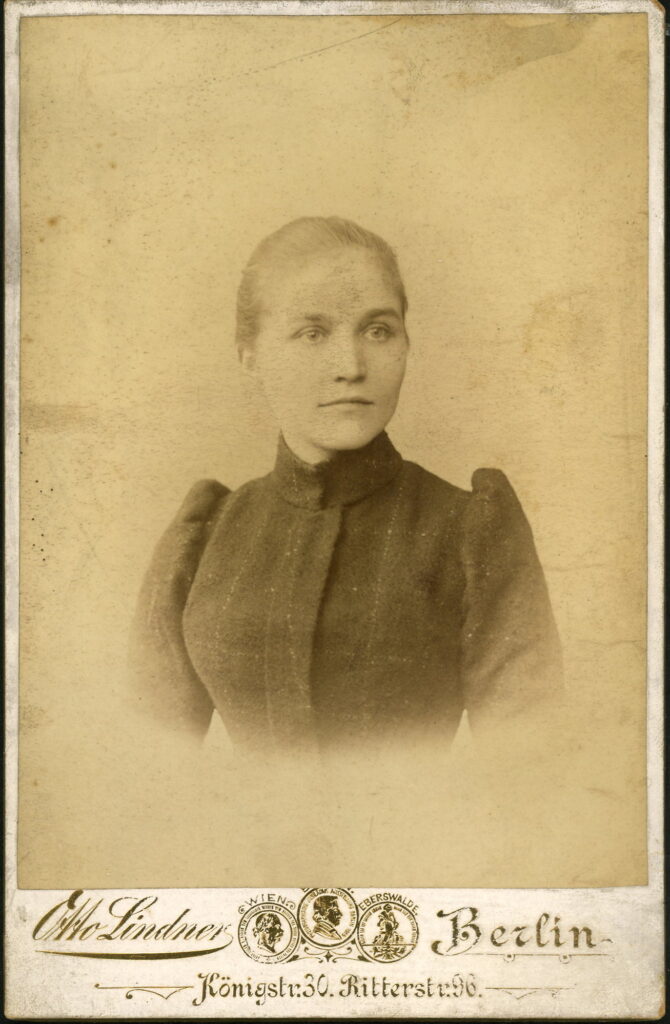 A monochrome photographic portrait from between 1865 and the 1920s taken by Otto Lindner, Königstraße 30, Berlin and Ritterstraße 96, Berlin