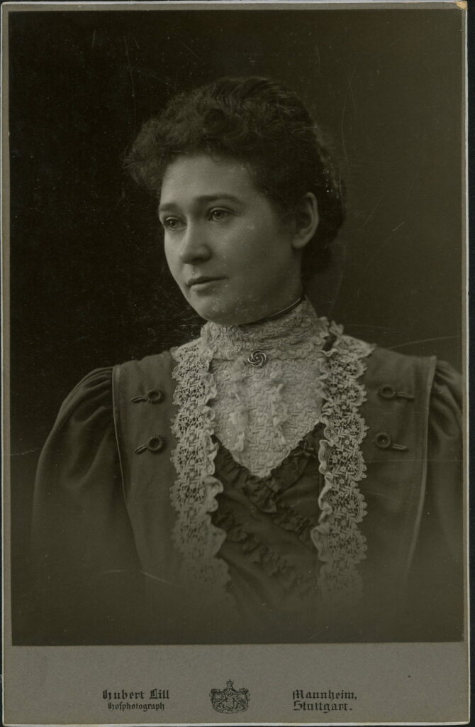 A monochrome photographic portrait from between 1865 and the 1920s taken by Hubert Lill, Friedrichspark B5, 17 / 18 Mannheim and Gymnasiumstraße 6, Stuttgart, and dated 1907