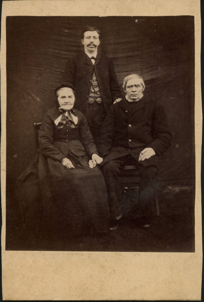 A monochrome photographic portrait from between 1865 and the 1920s taken by Th. Rohse, Hamburg