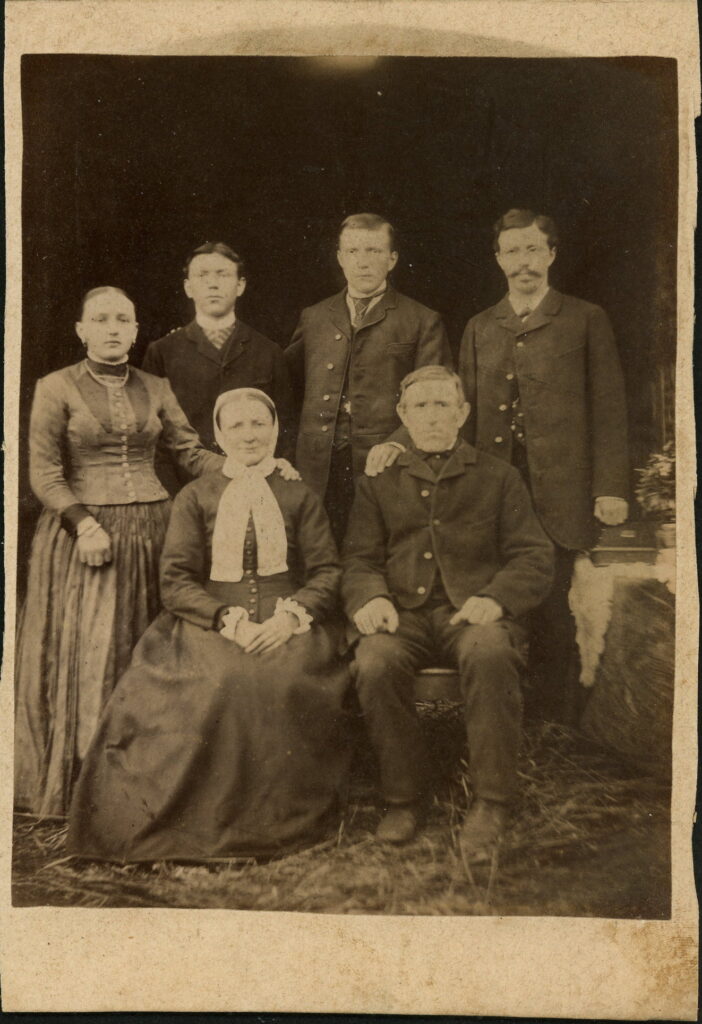 A monochrome photographic portrait from between 1865 and the 1920s taken by Th. Rohse, Hamburg