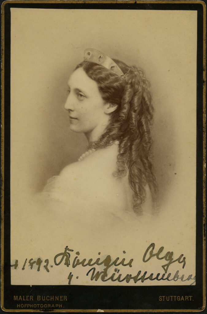 A monochrome photographic portrait from between 1865 and the 1920s taken in Atelier Buchner, Stuttgart