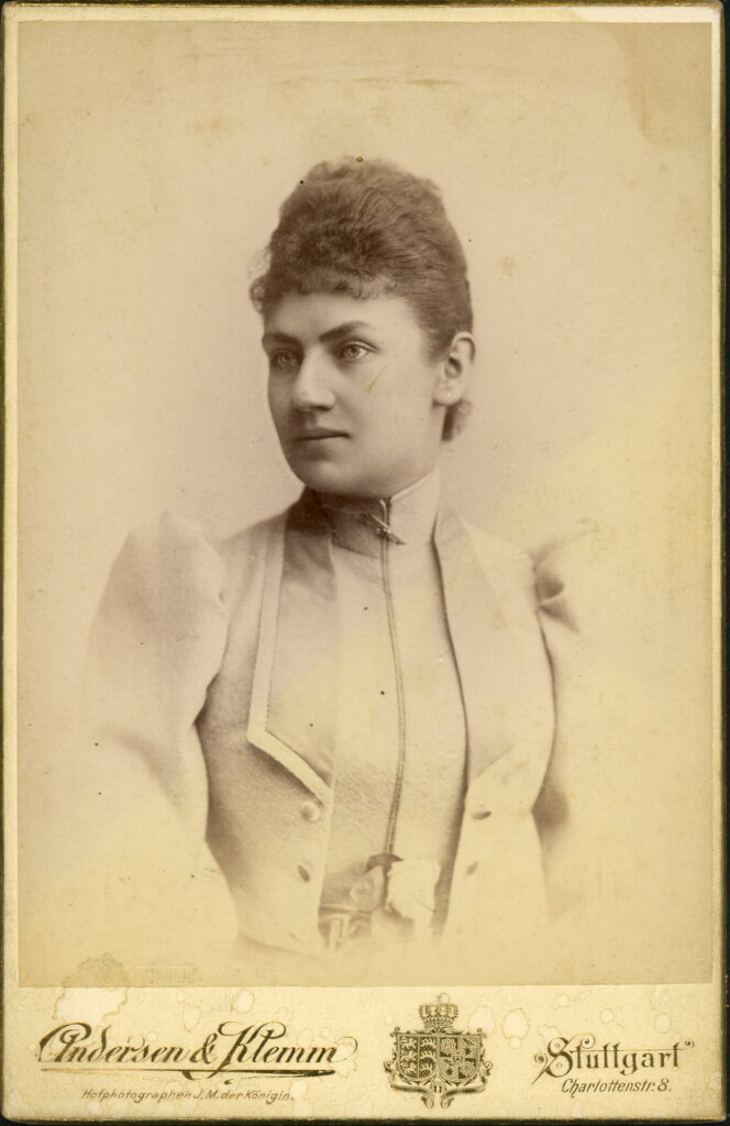 A monochrome photographic portrait from between 1865 and the 1920s taken by Andersen & Klemm, Charlottenstraße 8, Stuttgart