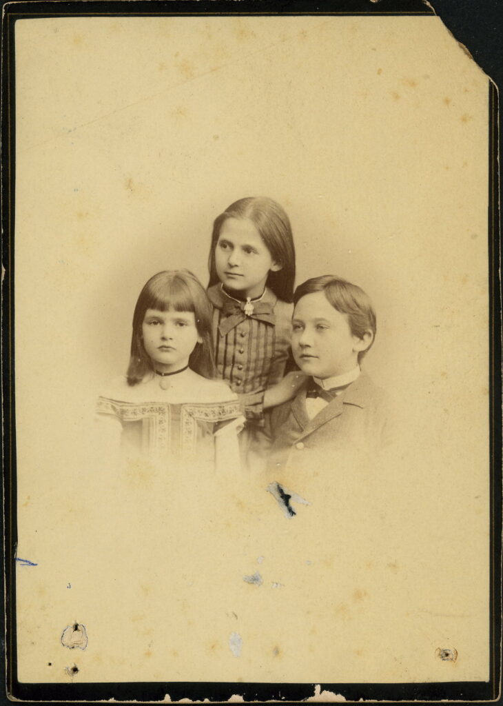 A monochrome photographic portrait from between 1865 and the 1920s taken by F. Tellgmann, Jacobistraße 741, Mühlhausen i. Th. and Bahnhofstraße, Eschwege a. W.