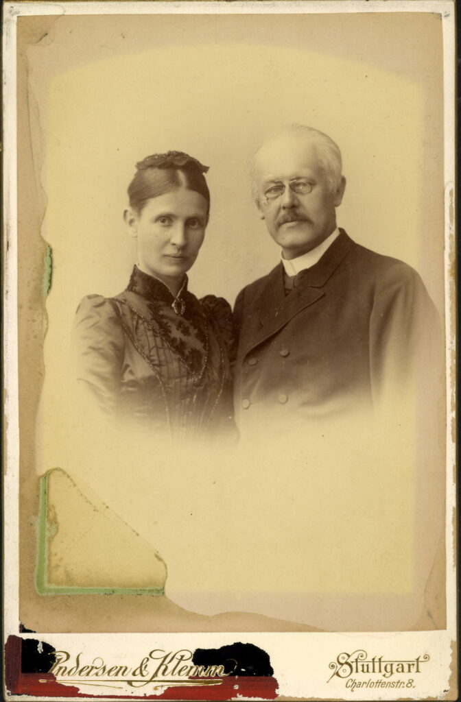 A monochrome photographic portrait from between 1865 and the 1920s taken by Andersen & Klemm, Charlottenstraße 8, Stuttgart