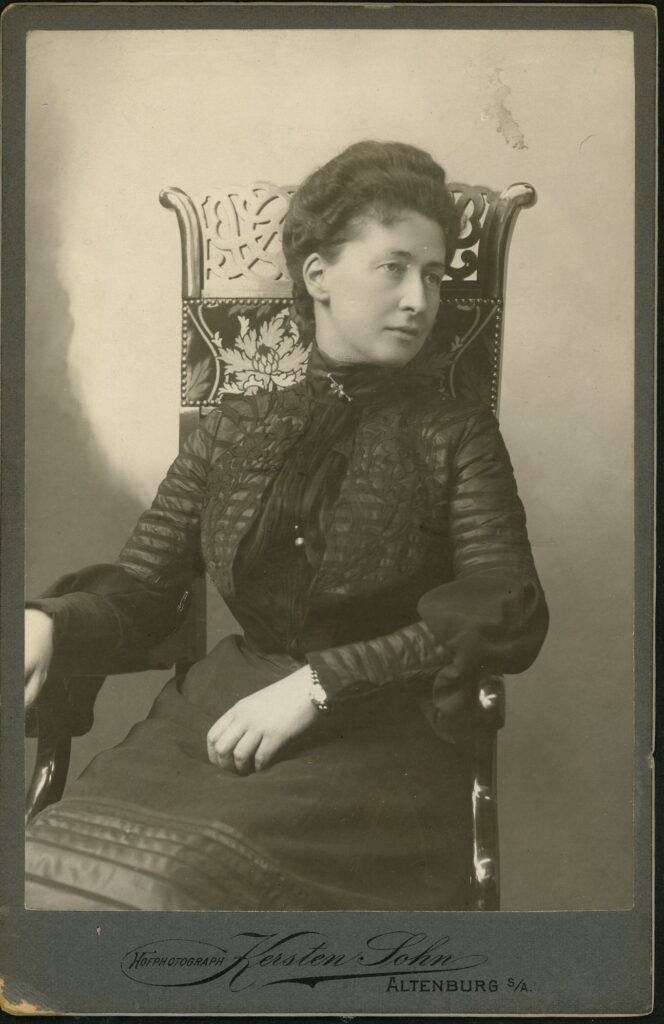 A monochrome photographic portrait from between 1865 and the 1920s taken in Atelier Kersten Sohn, Albrechtstraße 9, Altenburg S/A