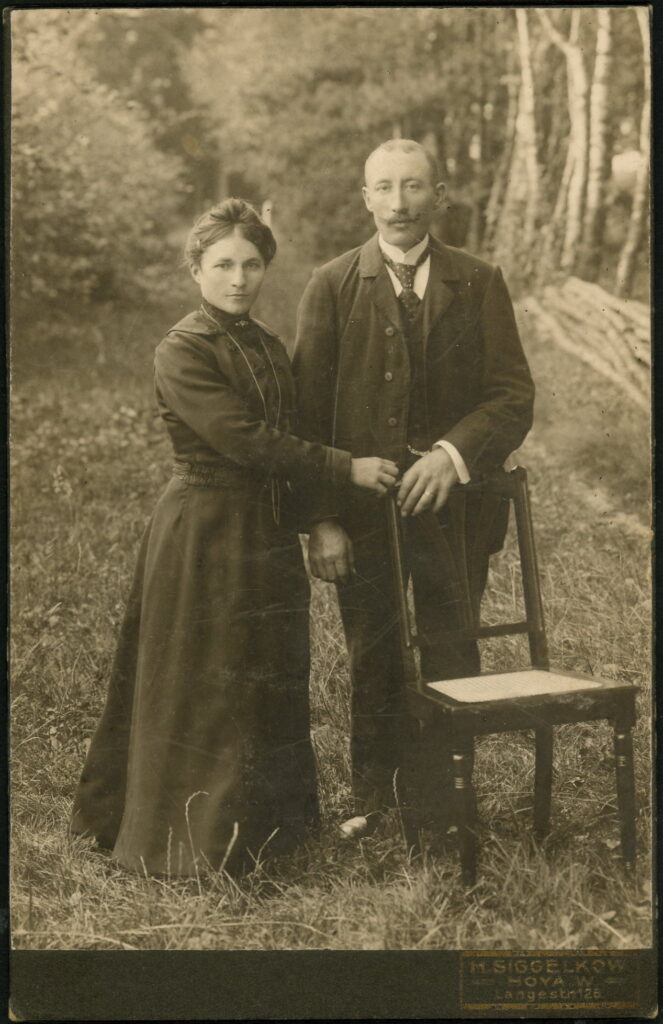 A monochrome photographic portrait from between 1865 and the 1920s taken by H. Siggelkow, Lange-Straße 126, Hoya