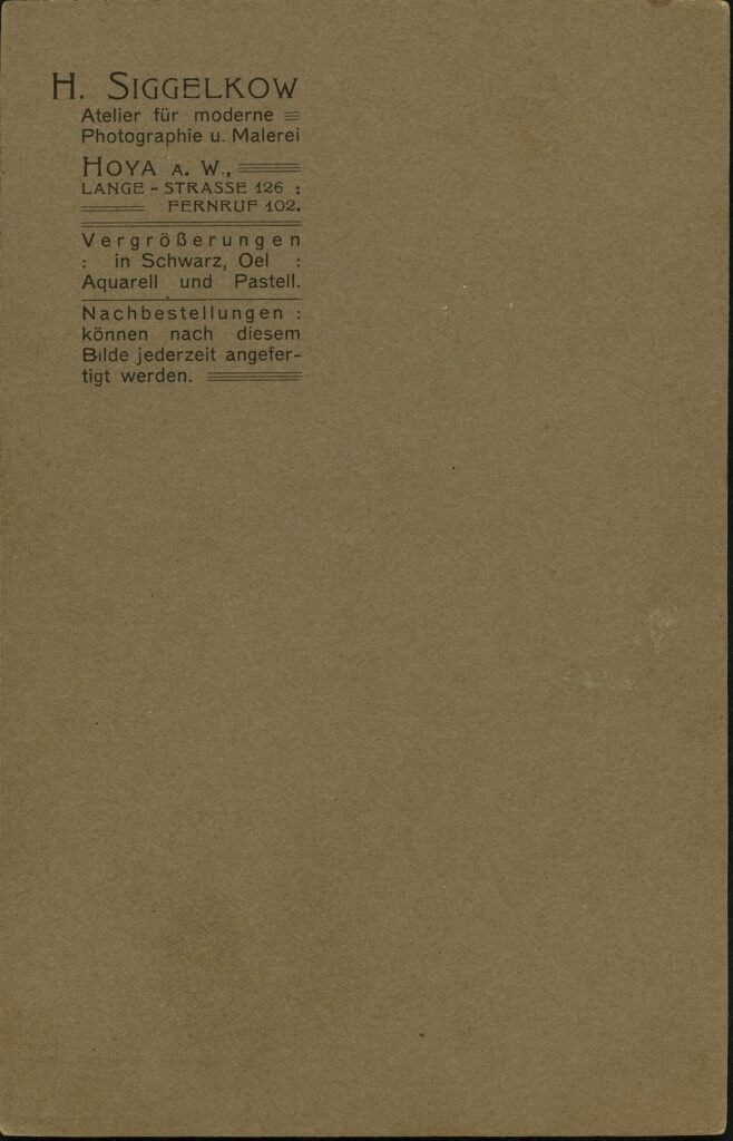 Reverse of a monochrome photographic portrait from between 1865 and the 1920s taken by H. Siggelkow, Lange-Straße 126, Hoya