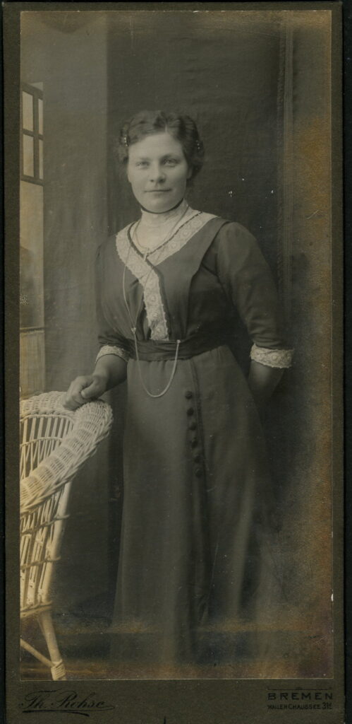 A monochrome photographic portrait from between 1865 and the 1920s taken by Th. Rohse, Wallerchaussee 31, Bremen