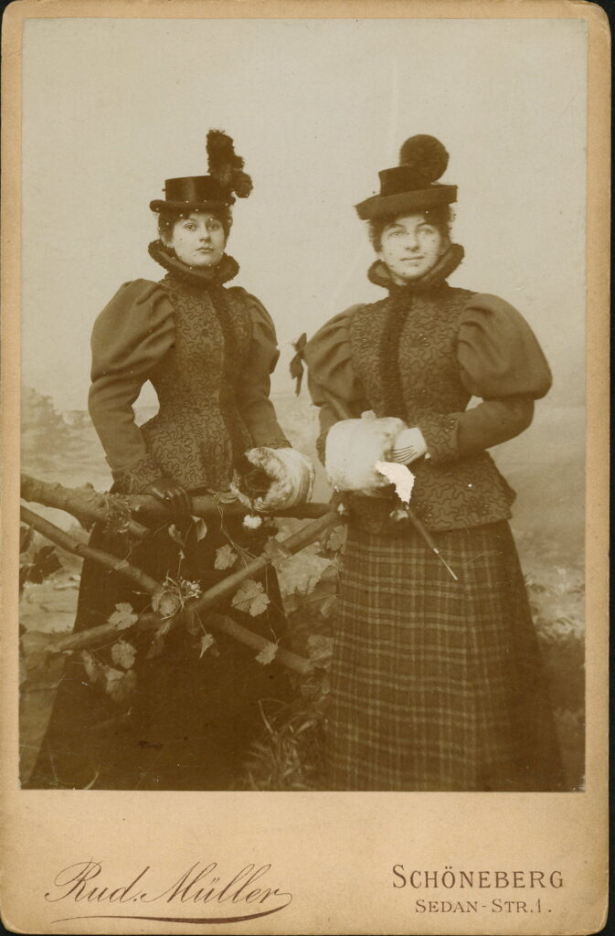 A monochrome photographic portrait from between 1865 and the 1920s taken by Rud. Müller, Sedan-Straße 1, Schöneberg-Berlin