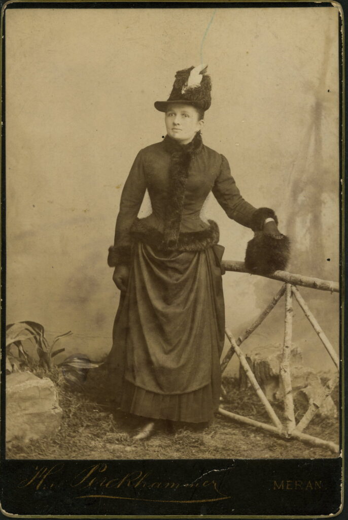 A monochrome photographic portrait from between 1865 and the 1920s taken by H. v. Perckhammer, Meran, Süd Tyrol