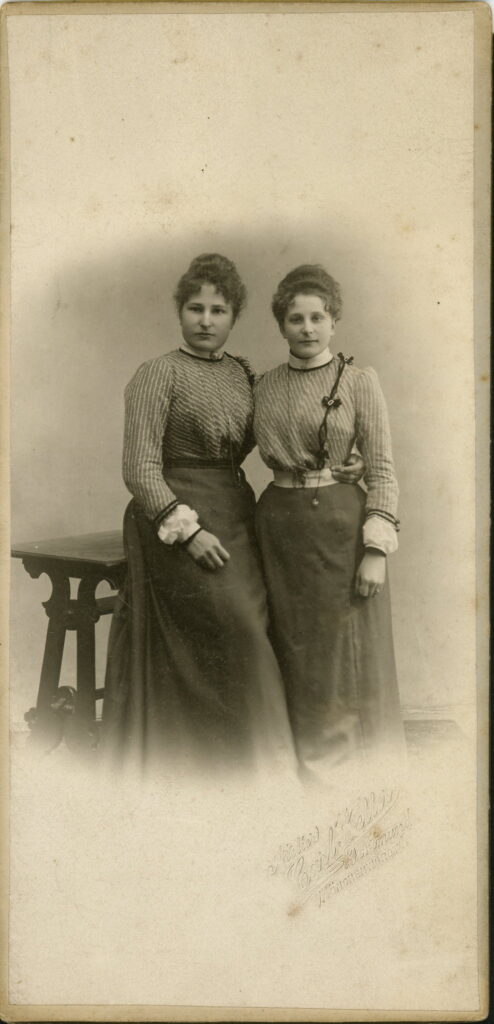 A monochrome photographic portrait from between 1865 and the 1920s taken by Carl Keller, Mönchenwordt 1, Dortmund