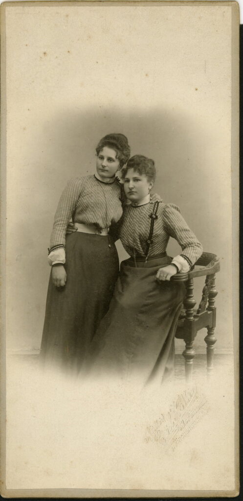 A monochrome photographic portrait from between 1865 and the 1920s taken by Carl Keller, Mönchenwordt 1, Dortmund