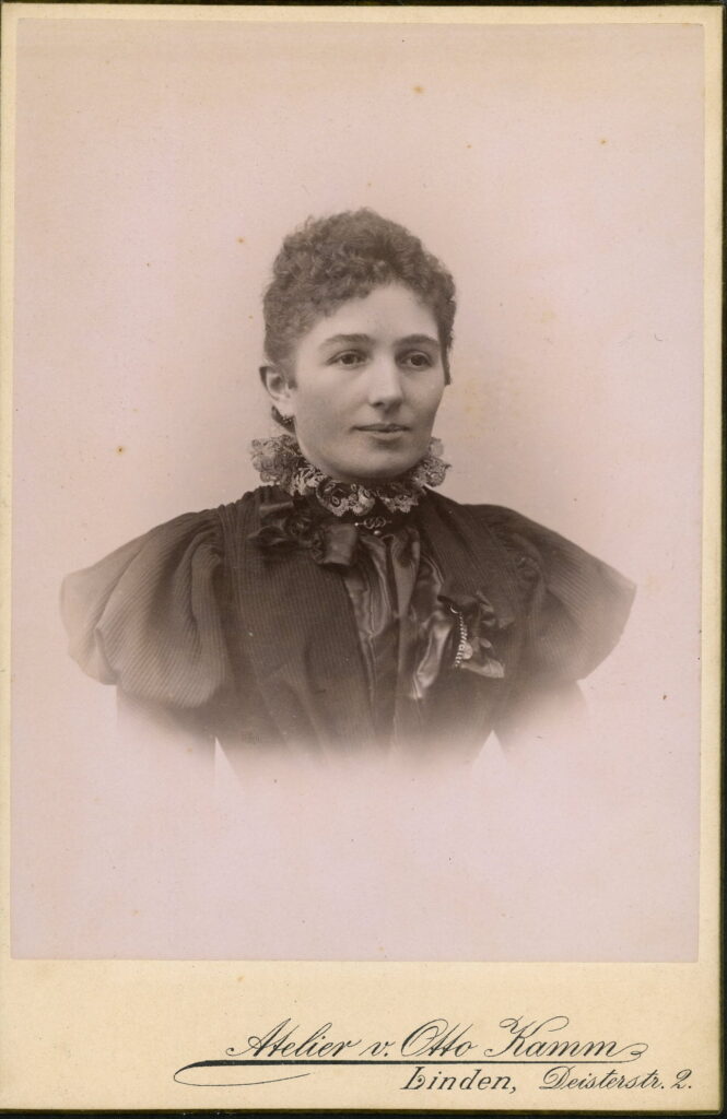 A monochrome photographic portrait from between 1865 and the 1920s taken by Otto Kamm, Deisterstraße 2, Linden