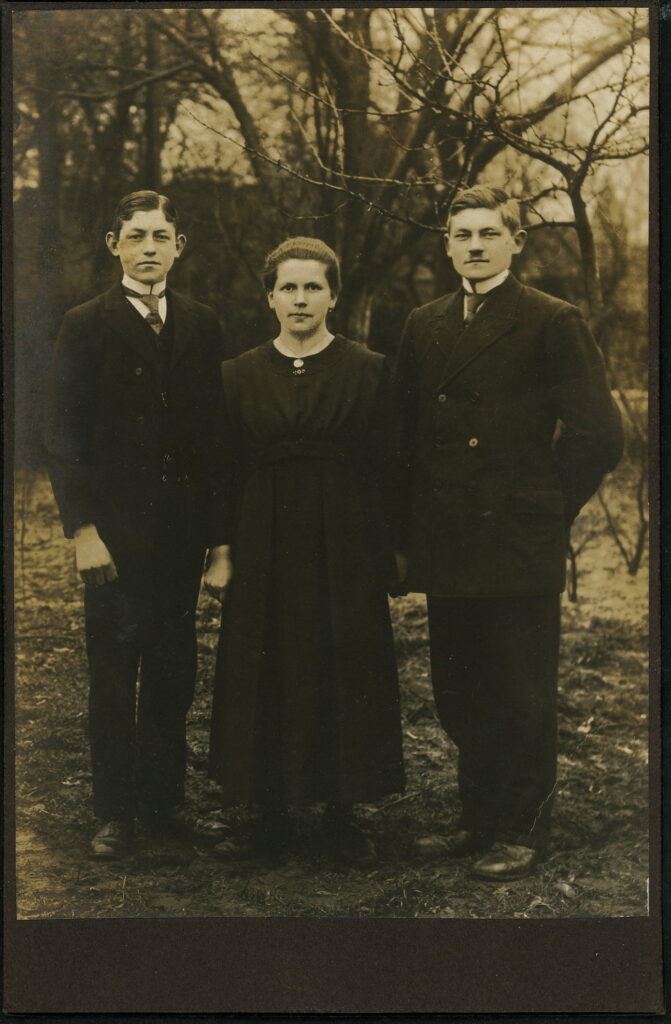 A monochrome photographic portrait from between 1865 and the 1920s taken by Leo Bartsch, Planckstraße 1, Göttingen
