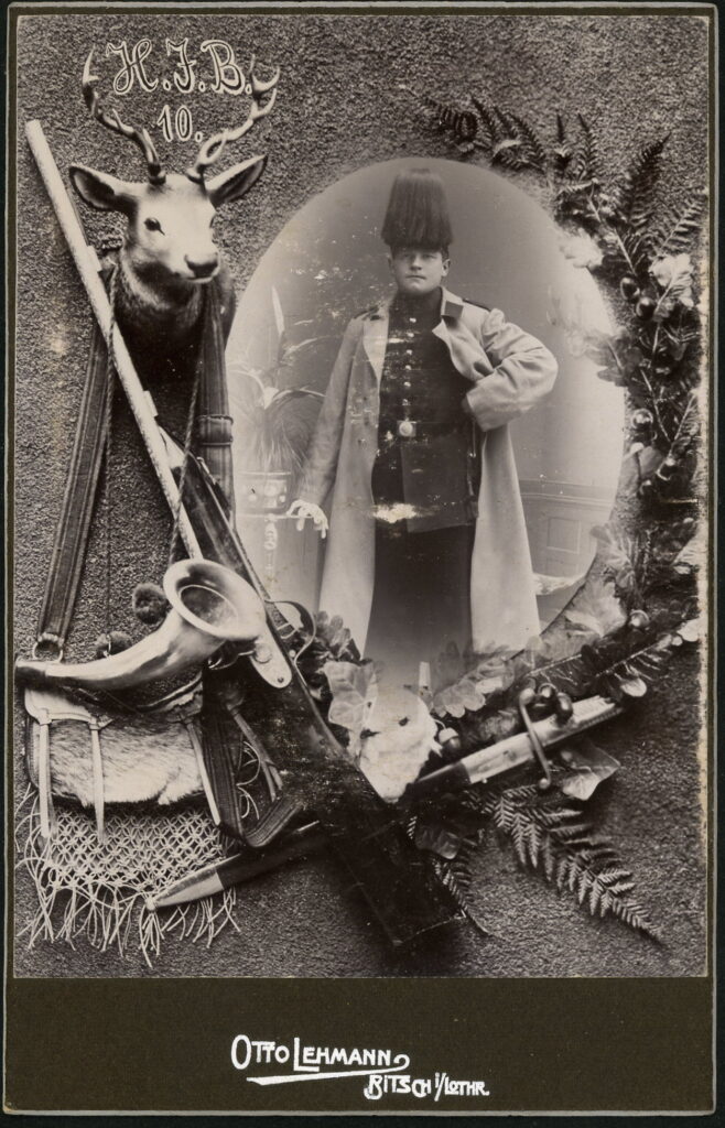 A monochrome photographic portrait from between 1865 and the 1920s taken by Otto Lehmann, Bitsch i. Lothr