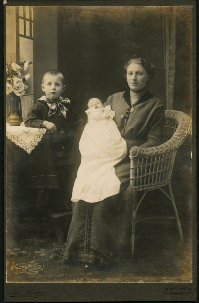 A monochrome photographic portrait from between 1865 and the 1920s taken by Th. Rohse, Wallerchaussee 31a, Bremen