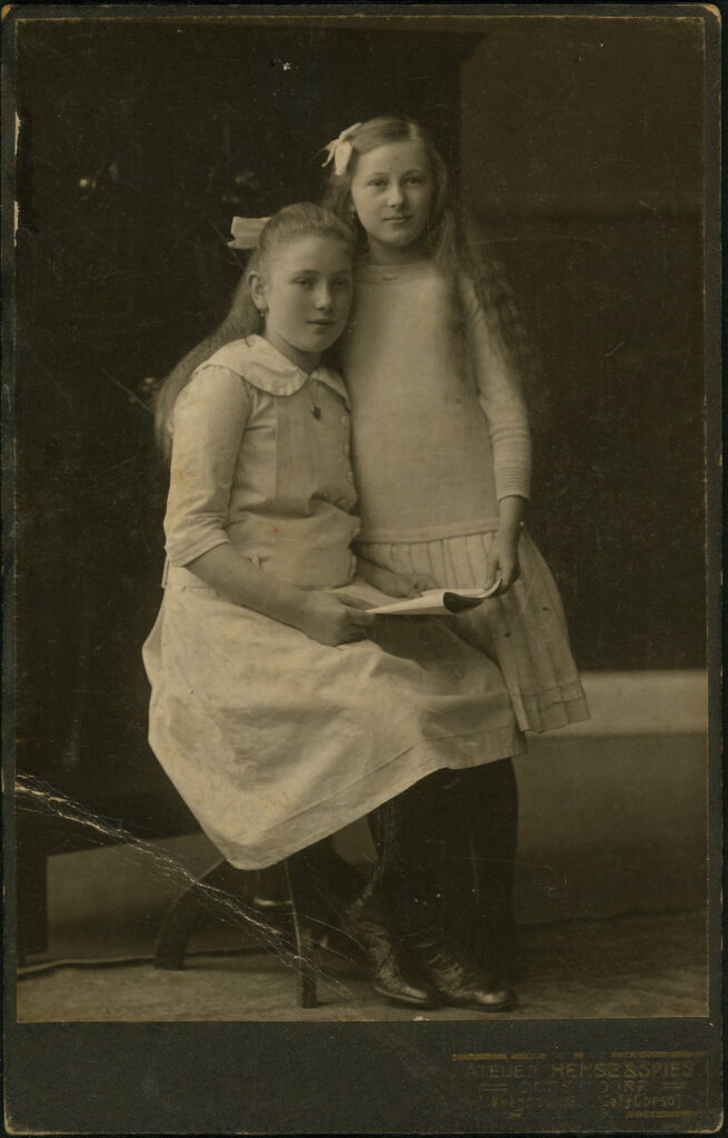 A monochrome photographic portrait from between 1865 and the 1920s taken by Hense & Spies, Königs-Allee 98, Düsseldorf