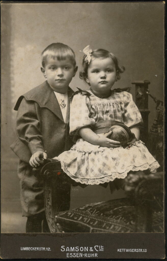 A monochrome photographic portrait from between 1865 and the 1920s taken in Atelier Samson & Cie, Kettwigerstraße 13, Essen-Ruhr and Limbeckerstraße 12, Essen-Ruhr.