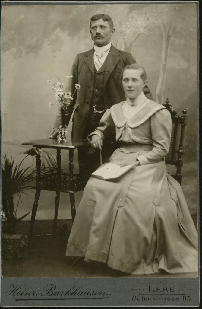 A monochrome photographic portrait from between 1865 and the 1920s taken by Heinr. Barkhausen, Hafenstraße 115, Lehe