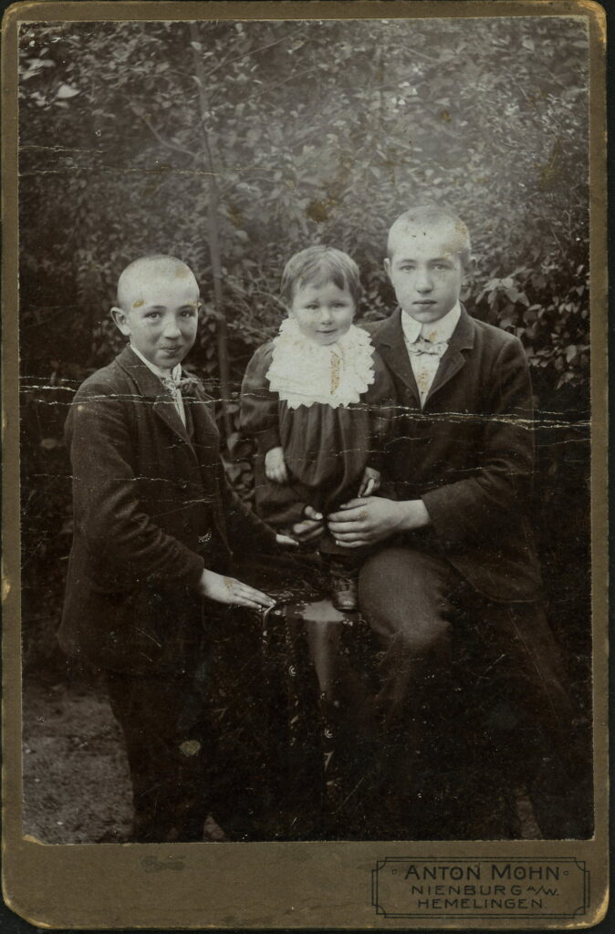 A monochrome photographic portrait from between 1865 and the 1920s taken by Anton Mohn, Nienburg and Hemelingen