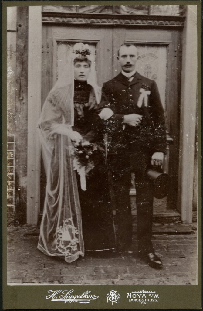 A monochrome photographic portrait from between 1865 and the 1920s taken by H. Siggelkow, Langestraße 125, Hoya