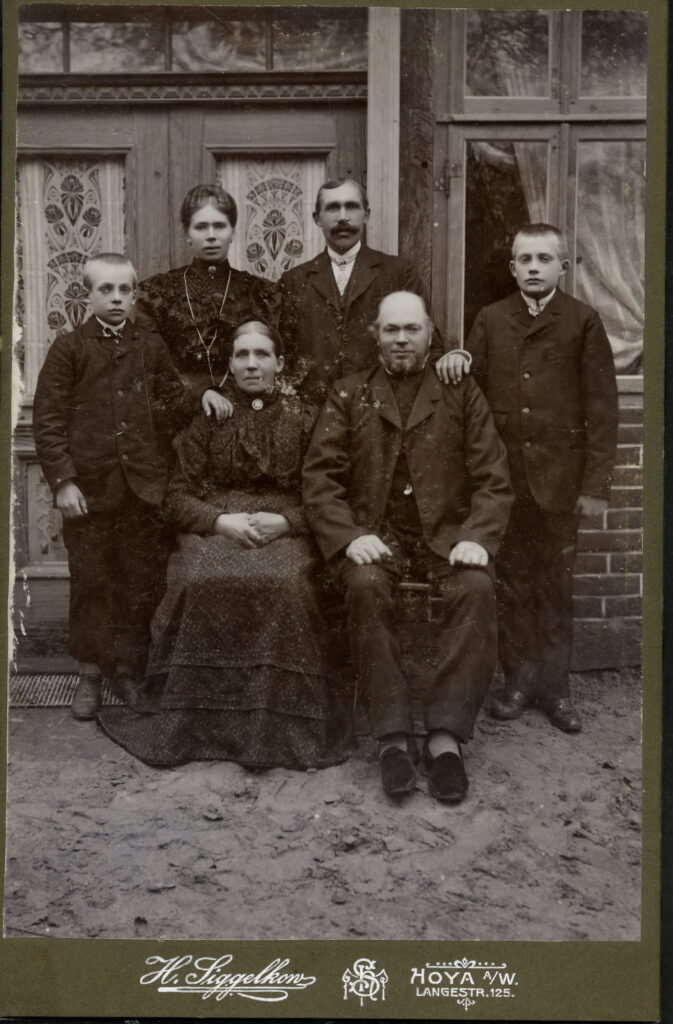 A monochrome photographic portrait from between 1865 and the 1920s taken by H. Siggelkow, Langestraße 125, Hoya